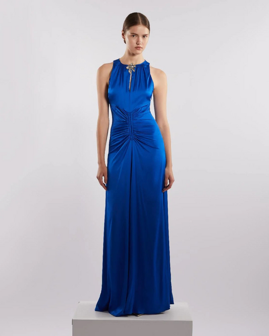 Abito lungo in raso blu con accessorio oro